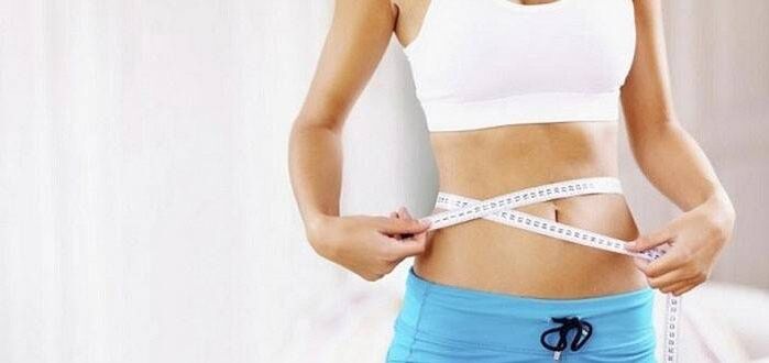 La fille a perdu 3 kg en une semaine avec l'aide d'un régime et d'exercice